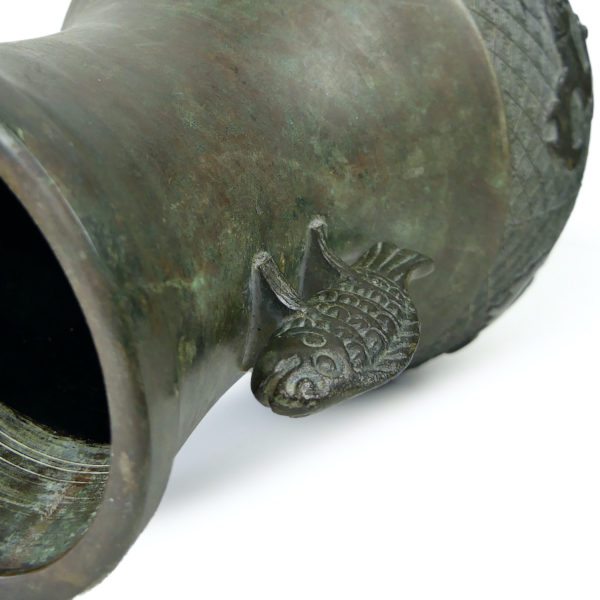 Vase ventru japonais en bronze patiné vert de gris Période Meiji (détail)