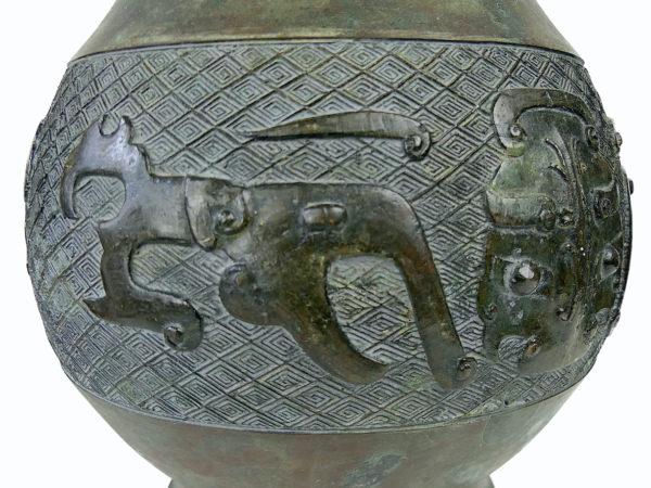 Vase ventru japonais en bronze patiné vert de gris Période Meiji (détail)