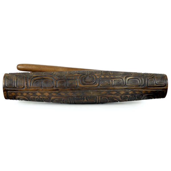 Grand toere tambour à fente polynésien en bois sculpté et son aito (profil)