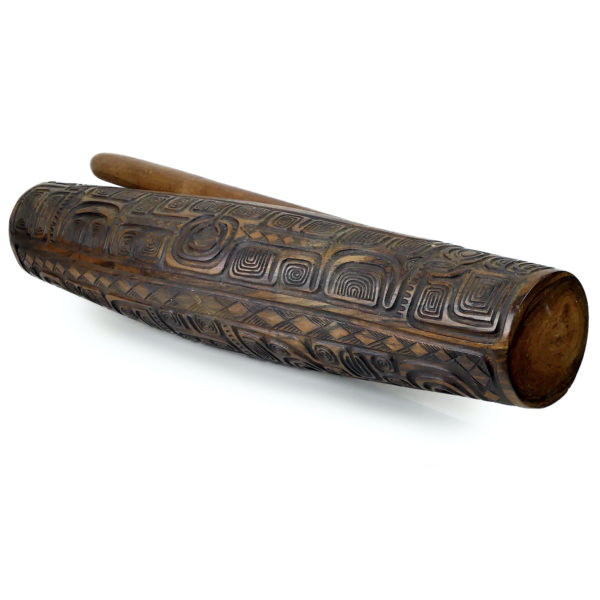 Grand toere tambour à fente polynésien en bois sculpté et son aito (3/4)