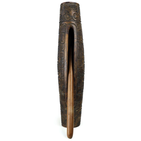 Grand toere tambour à fente polynésien en bois sculpté et son aito (dessus)