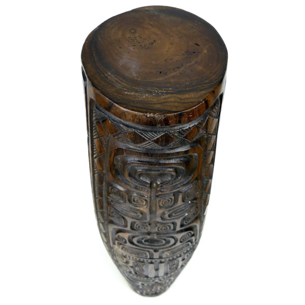 Grand toere tambour à fente polynésien en bois sculpté et son aito (dessus 3/4)
