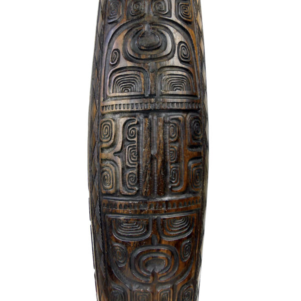 Grand toere tambour à fente polynésien en bois sculpté et son aito (détail)