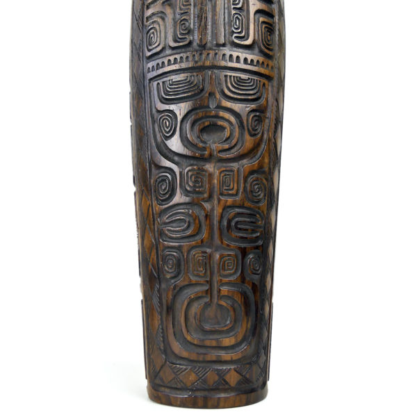 Grand toere tambour à fente polynésien en bois sculpté et son aito (détail)