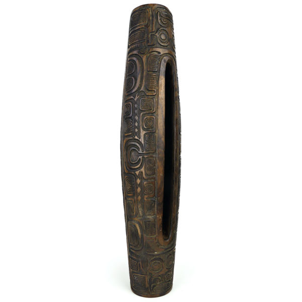 Grand toere tambour à fente polynésien en bois sculpté et son aito (3/4)