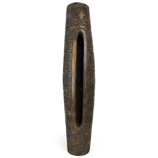 Grand toere tambour à fente polynésien en bois sculpté et son aito (dessus)