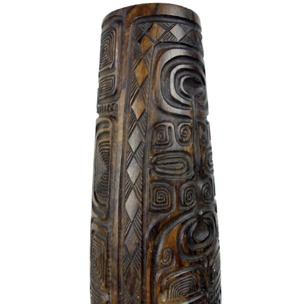 Grand toere tambour à fente polynésien en bois sculpté et son aito (détail)