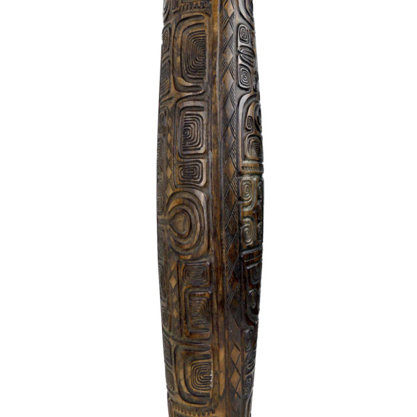 Grand toere tambour à fente polynésien en bois sculpté et son aito (détail)