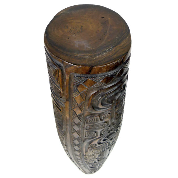 Grand toere tambour à fente polynésien en bois sculpté et son aito (dessus 3/4)