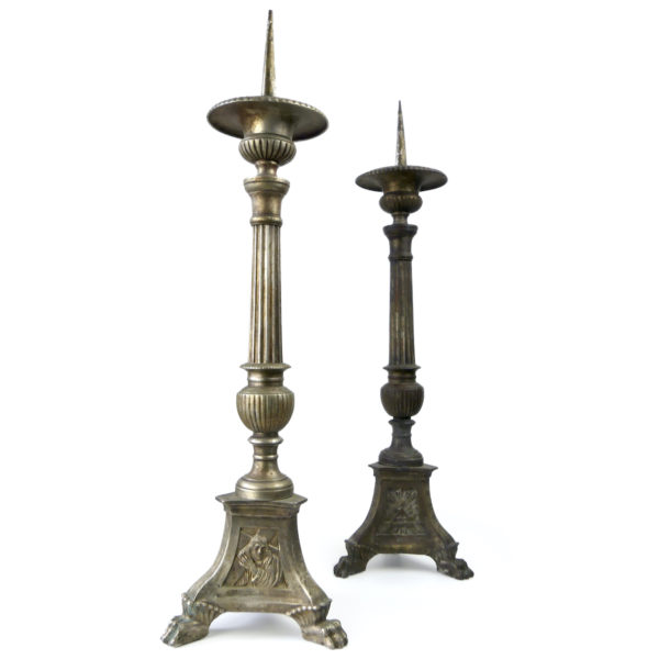 Paire de pique-cierges d’église en métal XIXe France (face)