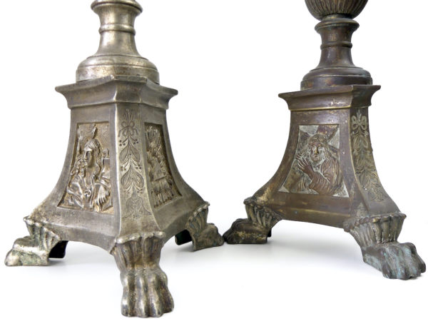 Paire de pique-cierges d’église en métal XIXe France (détail)