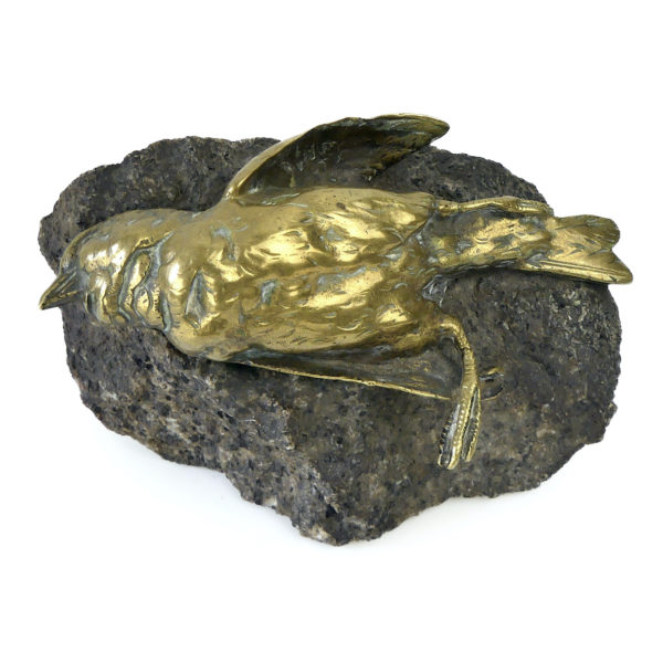 Petit oiseau mort en bronze sur bloc de granit (dessus)