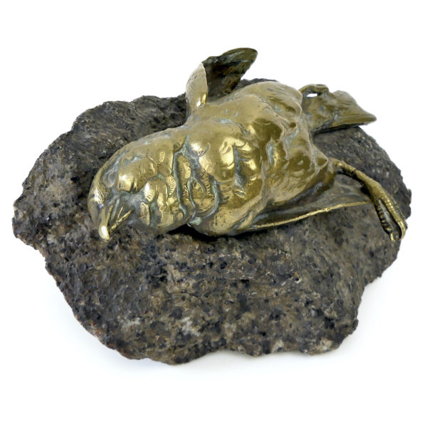 Petit oiseau mort en bronze sur bloc de granit (profil)