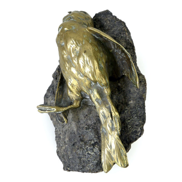 Petit oiseau mort en bronze sur bloc de granit (profil)