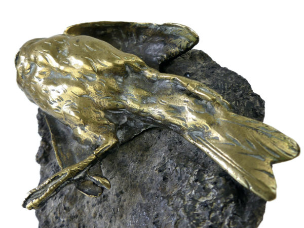 Petit oiseau mort en bronze sur bloc de granit (détail)