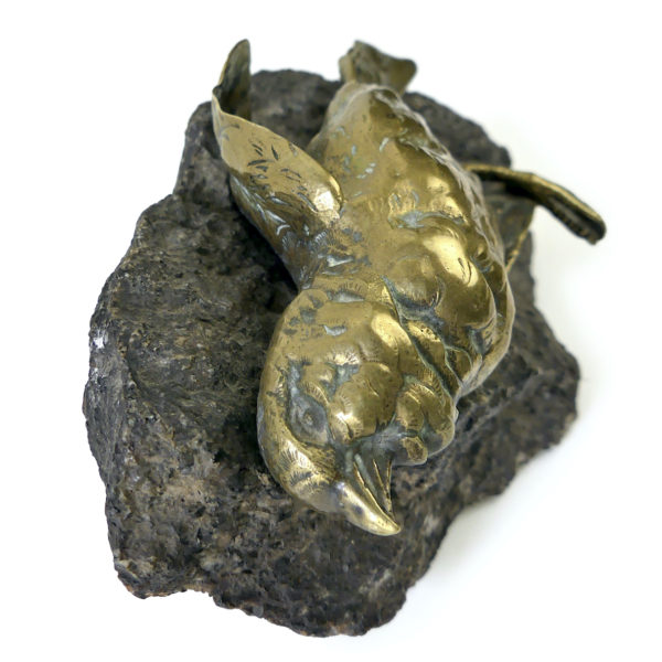 Petit oiseau mort en bronze sur bloc de granit (profil)