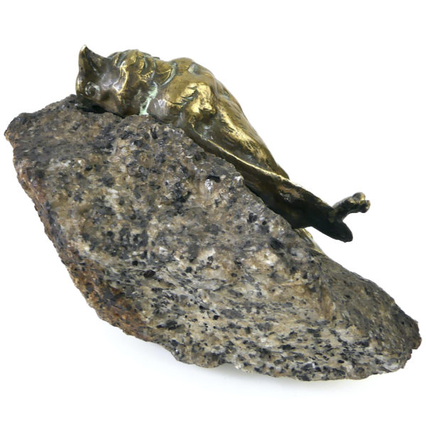 Petit oiseau mort en bronze sur bloc de granit (profil)