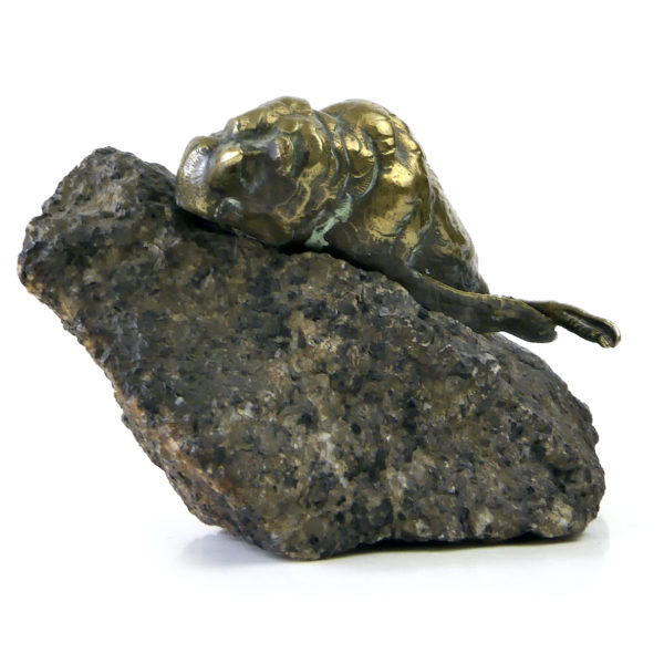 Petit oiseau mort en bronze sur bloc de granit (profil)
