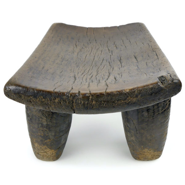 Tabouret Lobi ancien en bois massif Mobilier ethnique Burkina Faso (dessus profil)