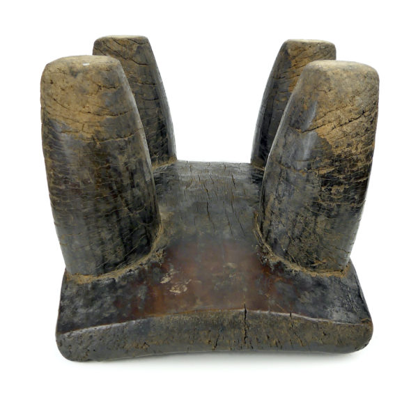 Tabouret Lobi ancien en bois massif Mobilier ethnique Burkina Faso (dessous profil)