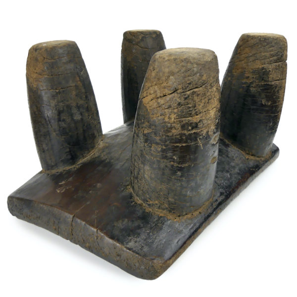 Tabouret Lobi ancien en bois massif Mobilier ethnique Burkina Faso (dessous 3/4)
