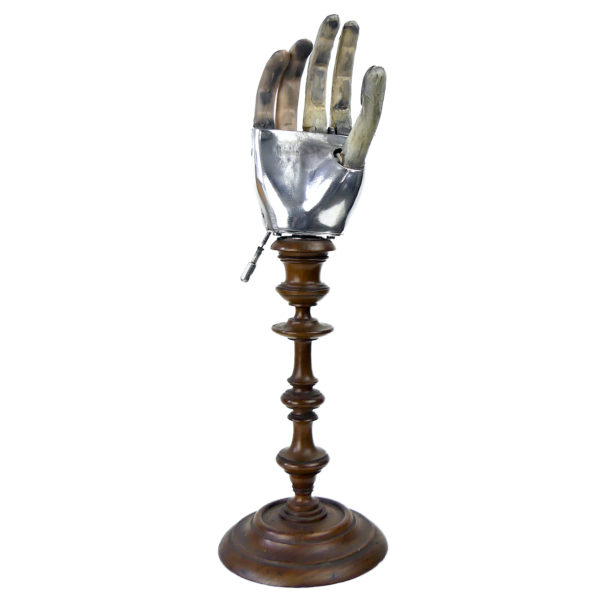 Prothèse de main vintage articulée mécanique sur pied (intérieur)