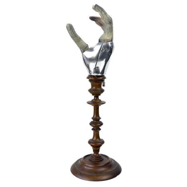 Prothèse de main vintage articulée mécanique sur pied (profil)
