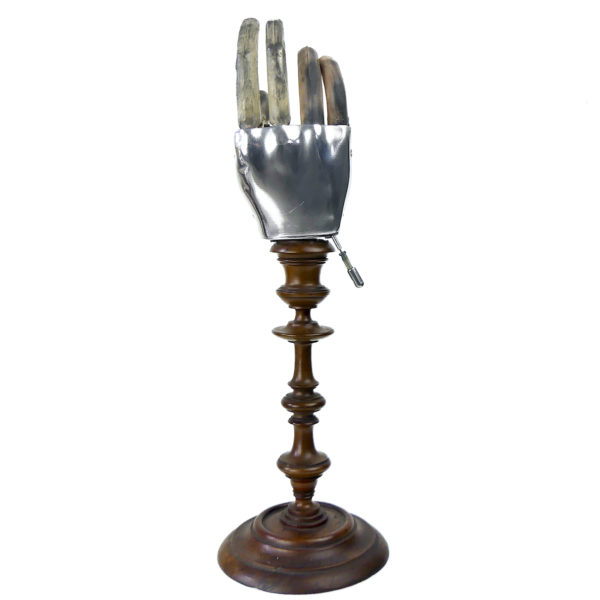 Prothèse de main vintage articulée mécanique sur pied (dos)