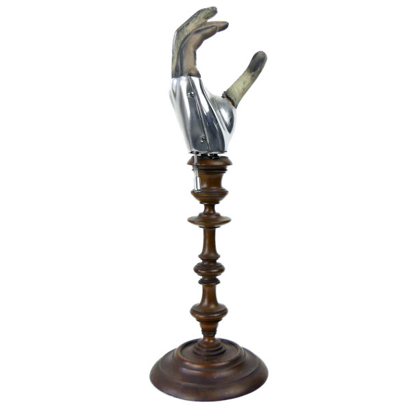 Prothèse de main vintage articulée mécanique sur pied (profil)