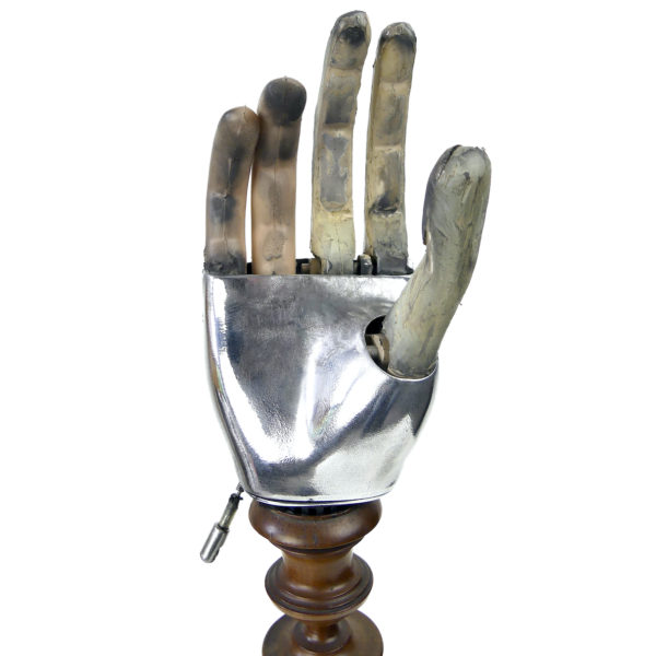 Prothèse de main vintage articulée mécanique sur pied (intérieur)