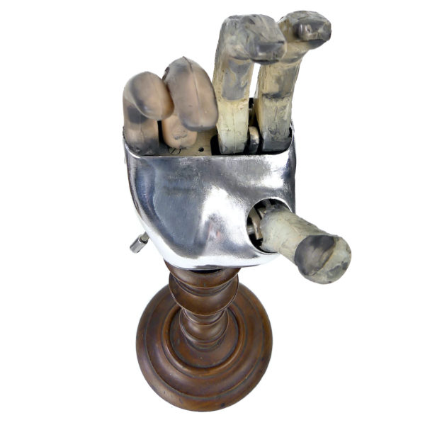 Prothèse de main vintage articulée mécanique sur pied (dessus)