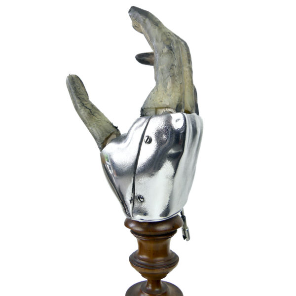 Prothèse de main vintage articulée mécanique sur pied (profil)