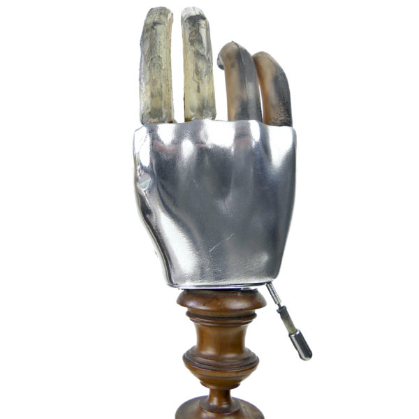 Prothèse de main vintage articulée mécanique sur pied (dos)