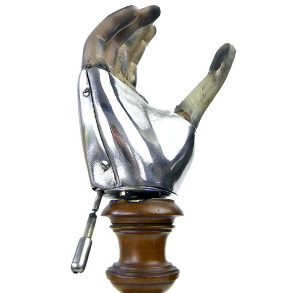 Prothèse de main vintage articulée mécanique sur pied (3/4)
