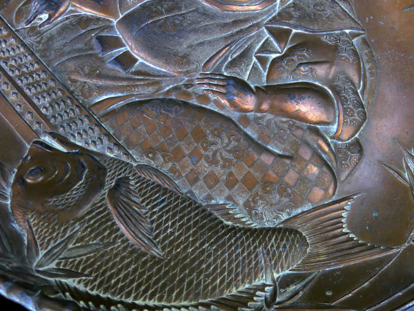 Plateau japonais en cuivre étamé repoussé poissonnier Période Shōwa (détail)