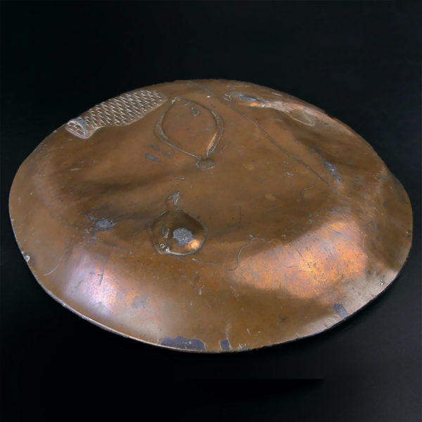 Plateau japonais en cuivre étamé repoussé poissonnier Période Shōwa (dessous 3/4)