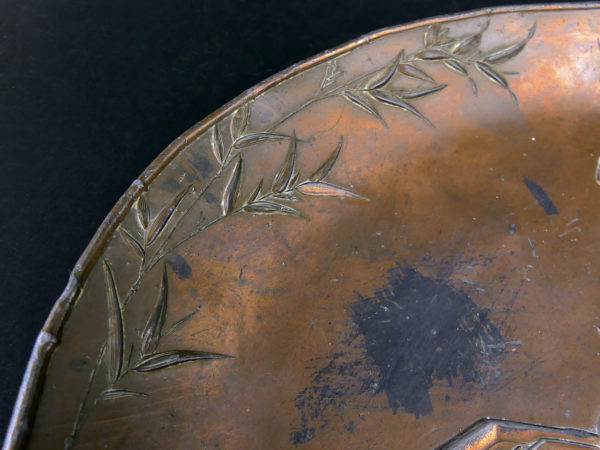 Plateau japonais en cuivre étamé repoussé poissonnier Période Shōwa (détail)