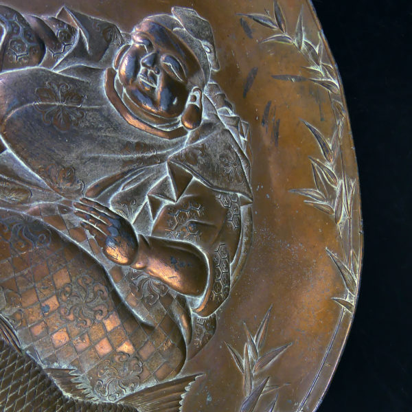 Plateau japonais en cuivre étamé repoussé poissonnier Période Shōwa (détail)