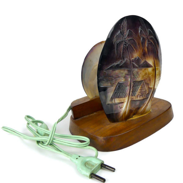 Lampe d’ambiance polynésienne en nacre ciselée et bois de rose (3/4)