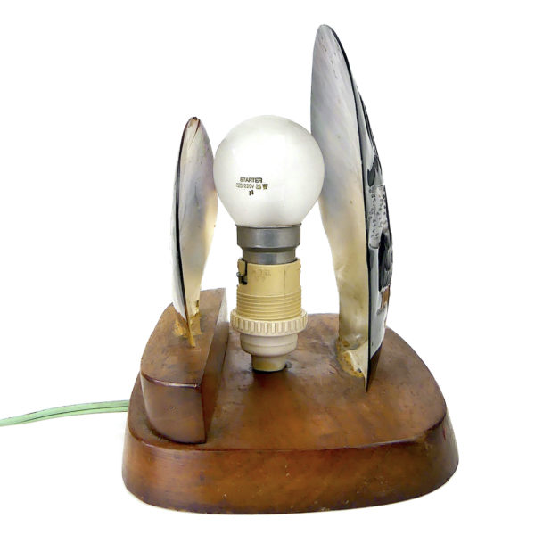 Lampe d’ambiance polynésienne en nacre ciselée et bois de rose (profil)