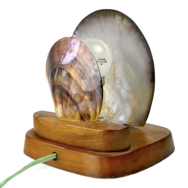 Lampe d’ambiance polynésienne en nacre ciselée et bois de rose (3/4)