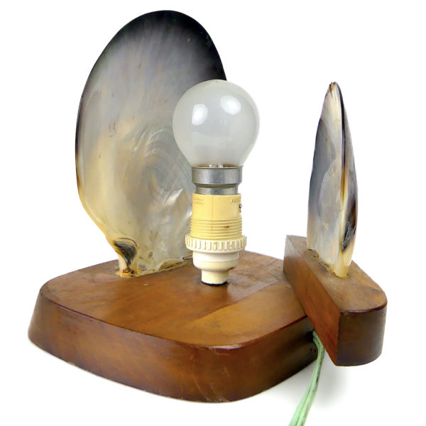 Lampe d’ambiance polynésienne en nacre ciselée et bois de rose (3/4 dos)