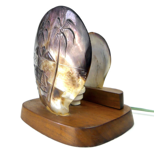 Lampe d’ambiance polynésienne en nacre ciselée et bois de rose (3/4)