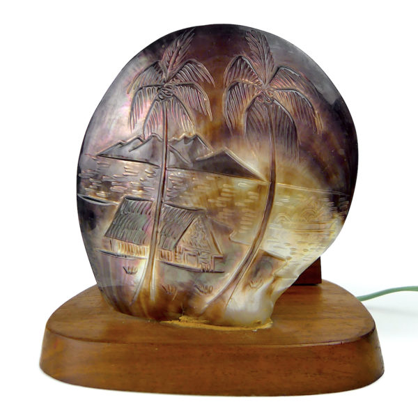 Lampe d’ambiance polynésienne en nacre ciselée et bois de rose (face)