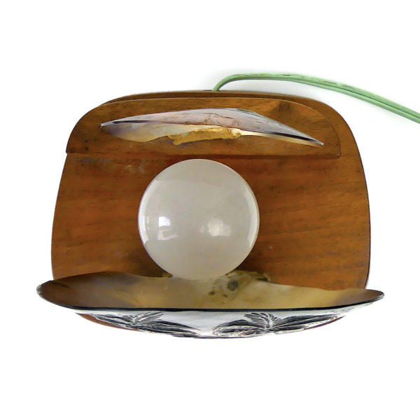 Lampe d’ambiance polynésienne en nacre ciselée et bois de rose (dessus)