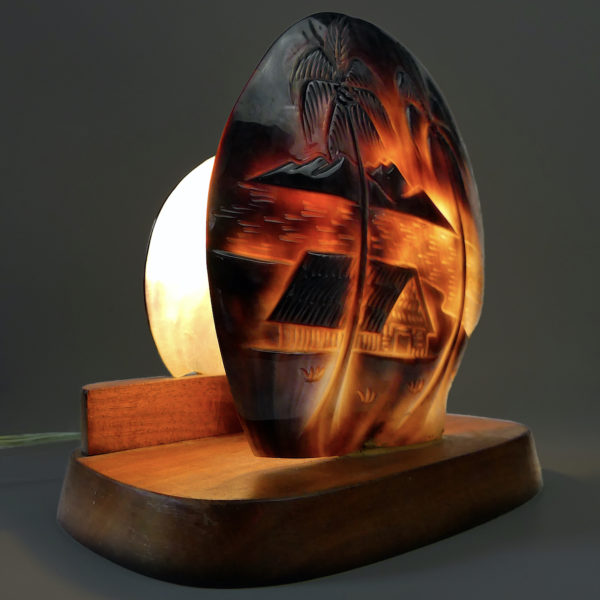 Lampe d’ambiance polynésienne en nacre ciselée et bois de rose (allumée)