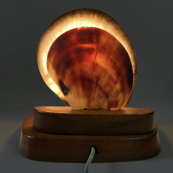 Lampe d’ambiance polynésienne en nacre ciselée et bois de rose (allumée)