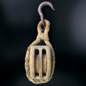 Grande poulie de vieux gréement XIXe rare en bois à 2 réas cordage et crochet (face)