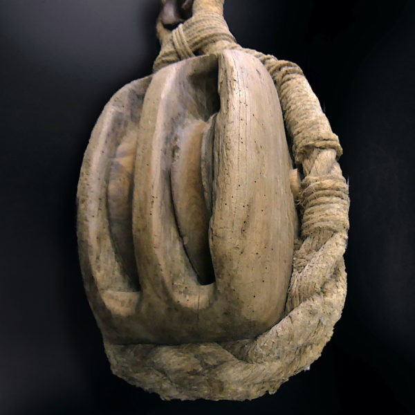 Grande poulie de vieux gréement XIXe rare en bois à 2 réas cordage et crochet (détail)