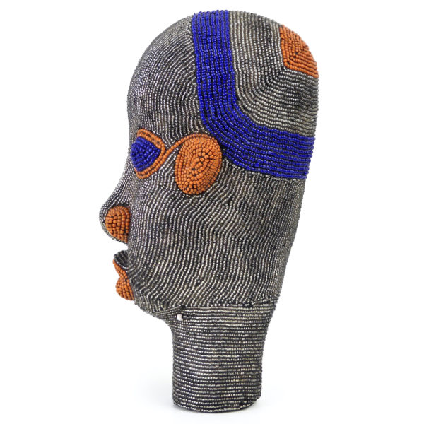 Tête perlée Bamiléké traditionnelle en terre cuite et perles Art de Cameroun (profil)
